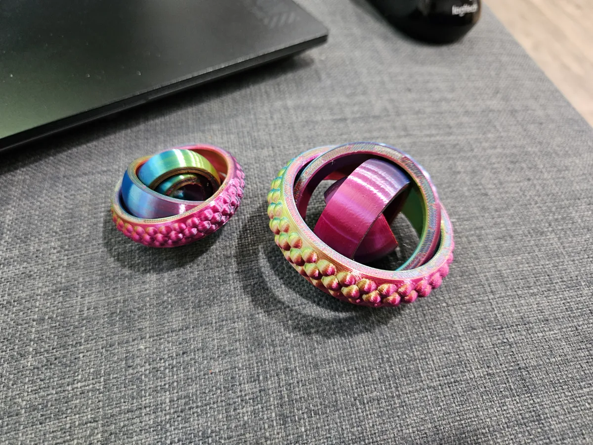 Gyrofidget med fyra ringar – bild av MoltenPlasticNuts